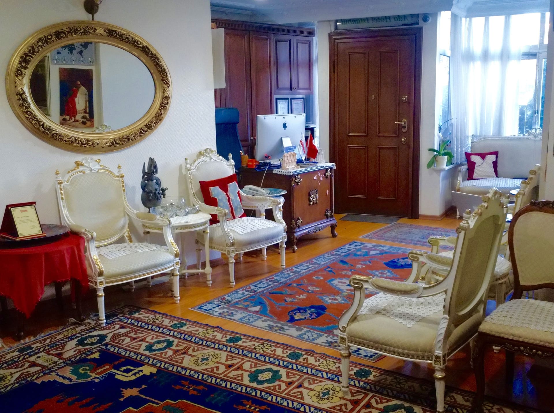 Ada Hotel — klasik mobilyalı misafir salonu